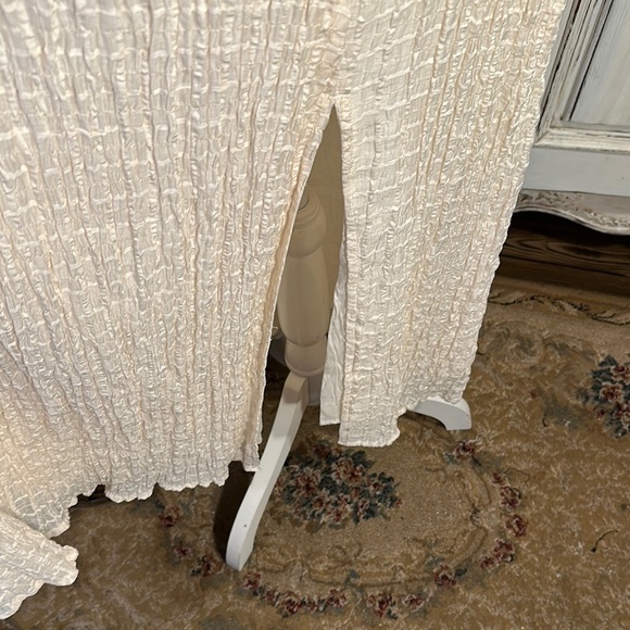 ASTR the Label Elegant Cream Textured Puff Sleeve Dress with Cutout and Tie - Picture 4 of 12